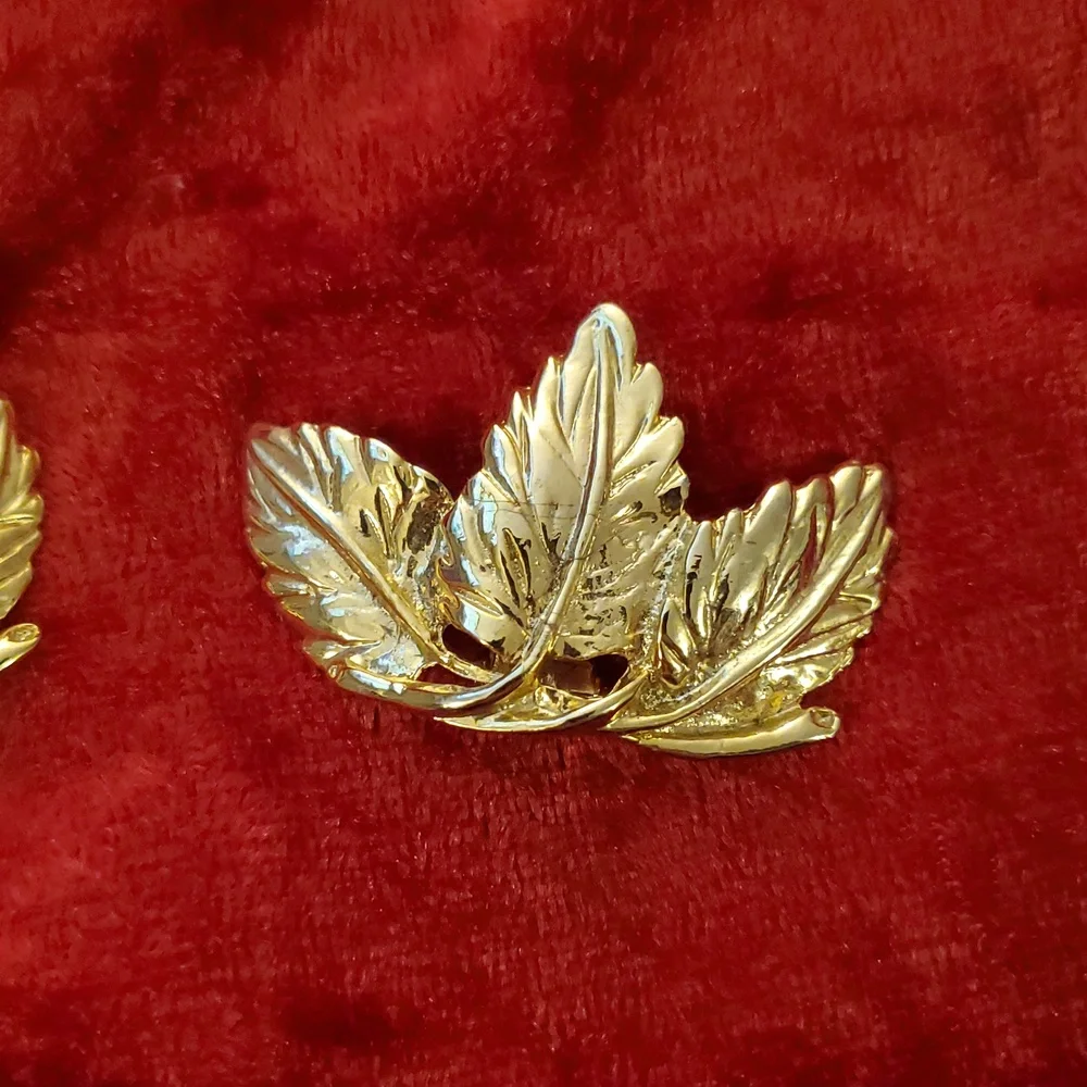 Vintage Gold Tone Leaf Shaped Shoe Clips Signed With Patent #